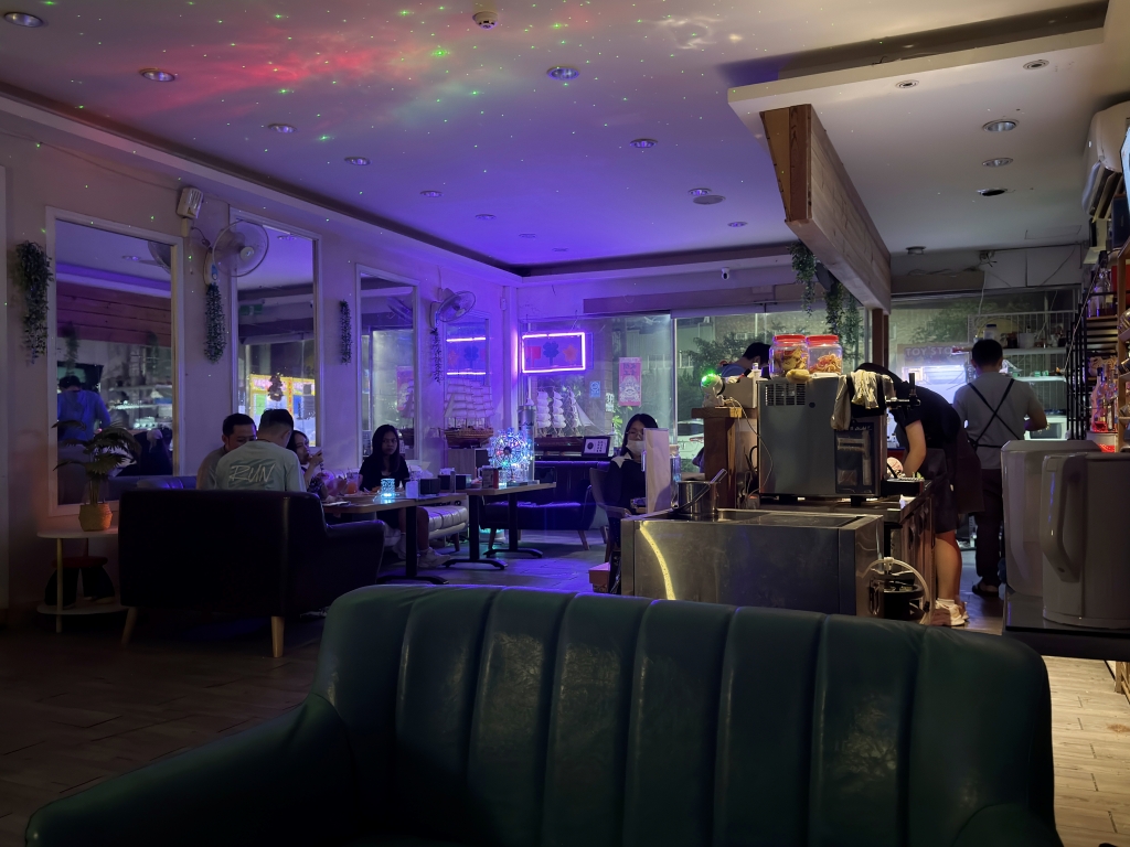 【美食】新竹湖口「JD CLUB 俱樂部」高爾夫球練習場x音樂酒吧跨界合作,想要小酌、聽歌、揮桿就來這裡! - 第5張圖 【美食】新竹湖口「JD CLUB 俱樂部」高爾夫球練習場x音樂酒吧跨界合作,想要小酌、聽歌、揮桿就來這裡!