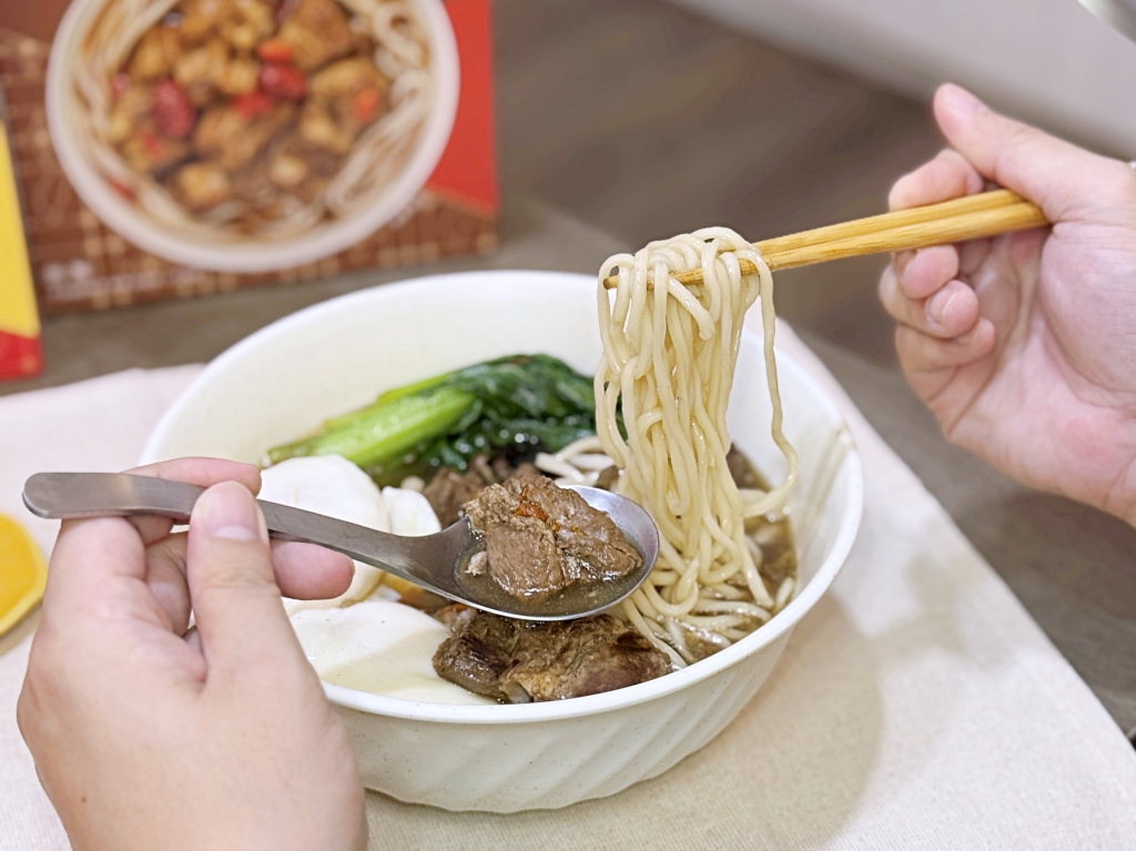 【美食】「KKLife 常溫台灣味湯麵系列」KKLife2026新品常溫湯麵開箱，10分鐘就能上桌還不佔冰箱空間!