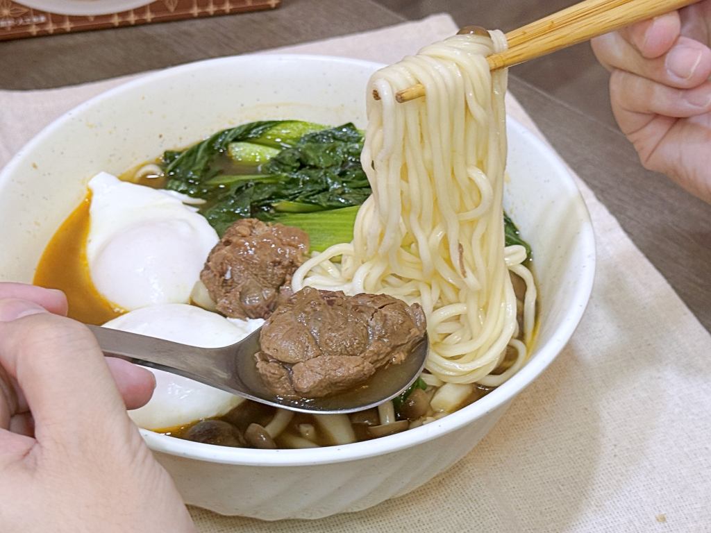 【美食】「KKLife 常溫台灣味湯麵系列」KKLife2026新品常溫湯麵開箱，10分鐘就能上桌還不佔冰箱空間!