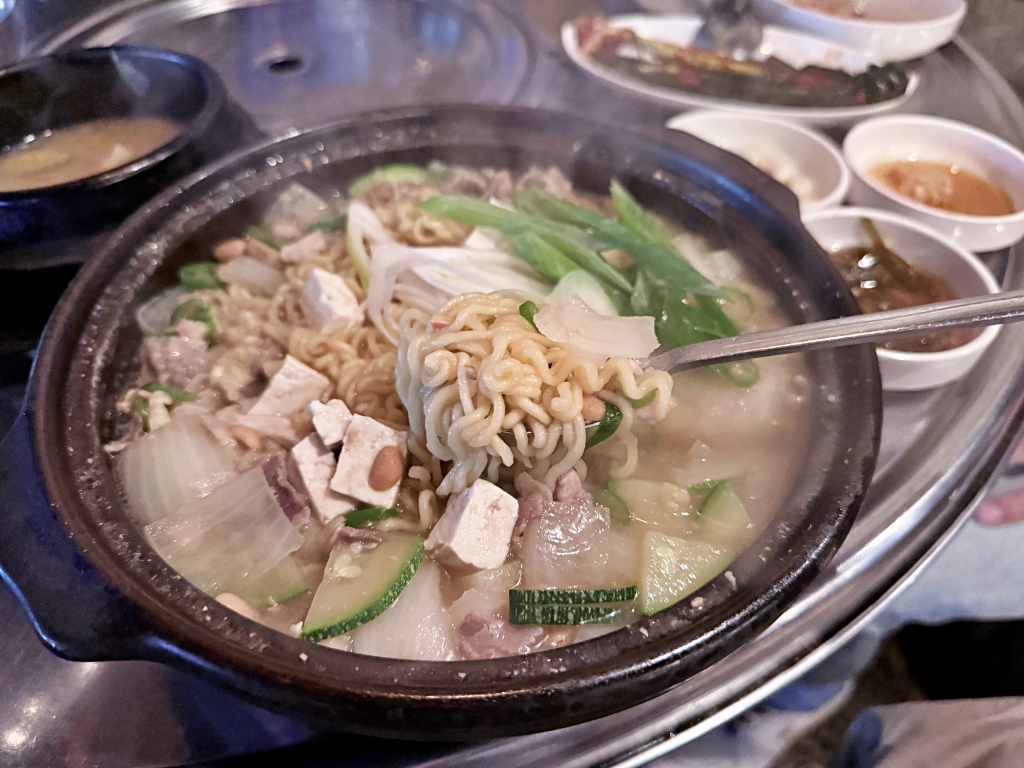 【釜山美食推薦】「釜山宅烤肉 부산댁」西面人氣厚切熟成烤肉，專人代烤免動手!