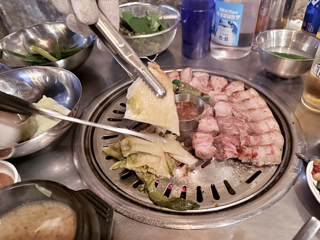 【釜山美食推薦】「釜山宅烤肉 부산댁」西面人氣厚切熟成烤肉，專人代烤免動手!