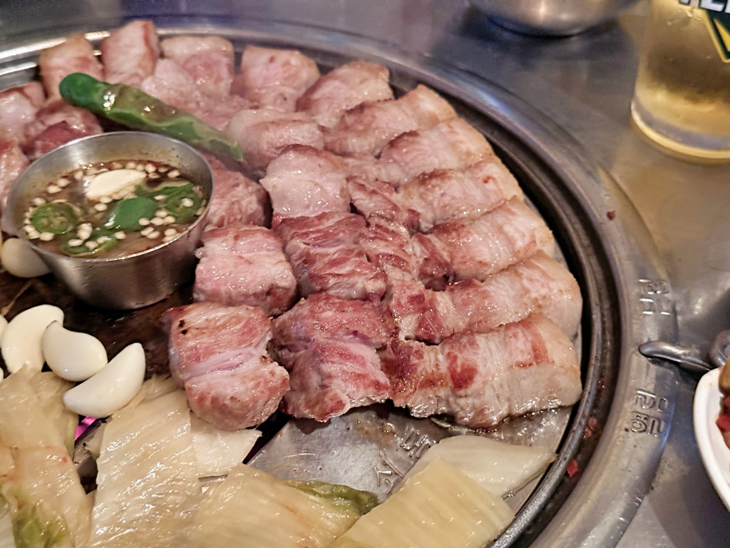 【釜山美食推薦】「釜山宅烤肉 부산댁」西面人氣厚切熟成烤肉，專人代烤免動手!