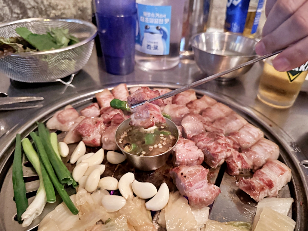 【釜山美食推薦】「釜山宅烤肉 부산댁」西面人氣厚切熟成烤肉，專人代烤免動手!